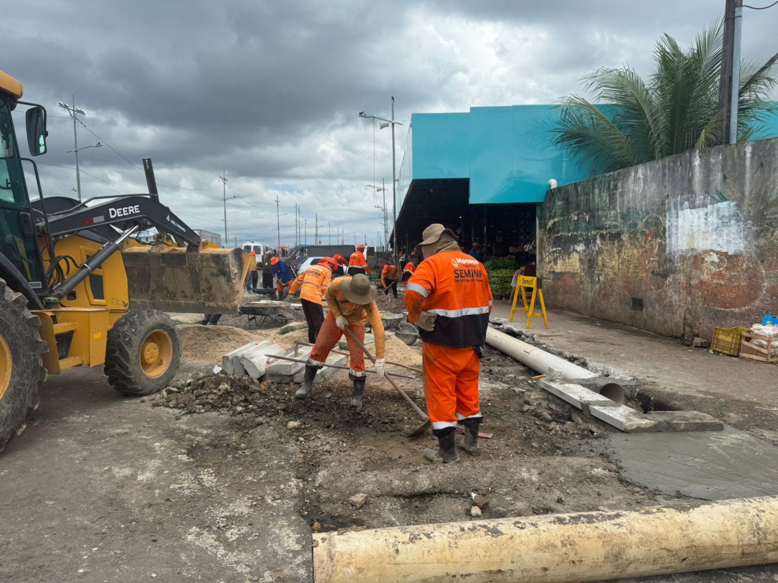 Prefeitura realiza obras de recuperacao de calcada da feira Manaus Moderna 2