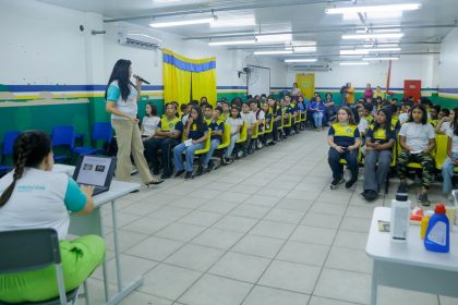 Procon Manaus promove acao de educacao sobre direitos do consumidor em escola municipal 3