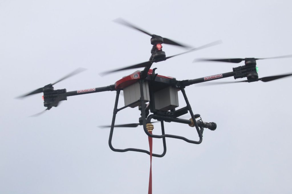 Governador Wilson Lima entrega drones que despejam água e viaturas de grande porte aos Bombeiros destinadas ao interior do Amazonas 12 SECOM GRUPAMENTO DE COMBATE A INCENDIOS DRONE jpg 1024x683 1