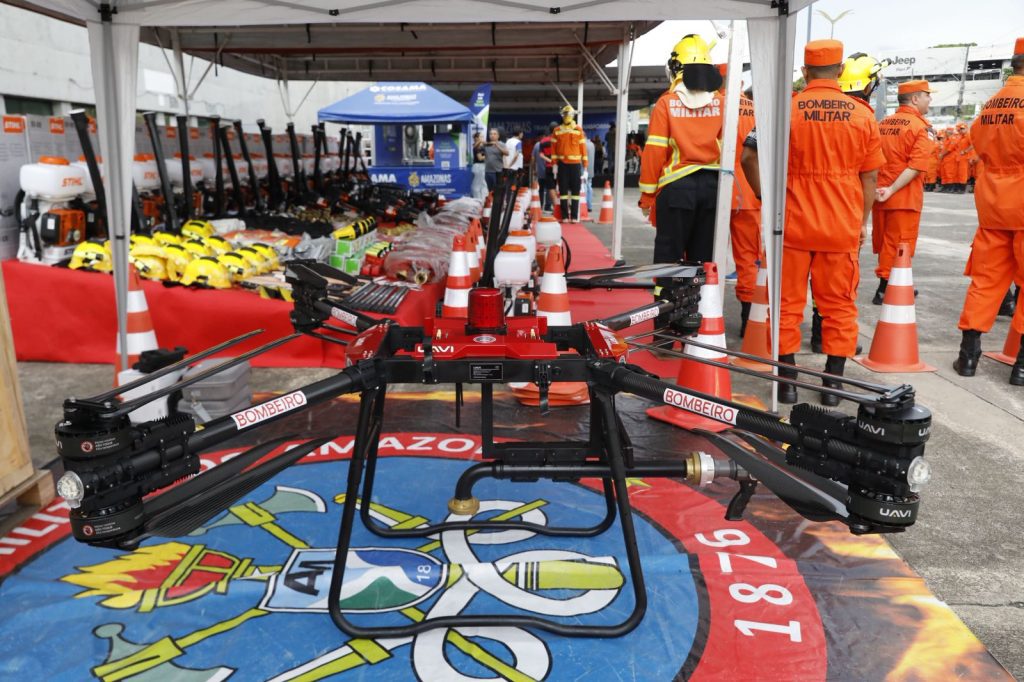 Governador Wilson Lima entrega drones que despejam água e viaturas de grande porte aos Bombeiros destinadas ao interior do Amazonas 15 SECOM GRUPAMENTO DE COMBATE A INCENDIOS2 1024x682 1