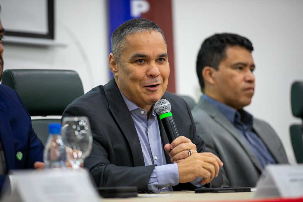 Mais de 100 alunos iniciam Curso de Formação de Oficiais da Polícia Militar do Amazonas 8 SECRETARIO DA SSP CORONEL VINICIUS ALMEIDA FOTO GUSTAVO RODRIGUES UEA 1024x683 1