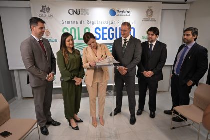 SECT secretaria da Sect assinando documentopara titulo definitivo Divulgacao 1024x683 1