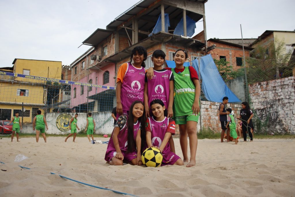 Mais Futevôlei Amazonas leva equipamentos esportivos a núcleos de Manaus 8 SEDEL Atletas do Projeto Mais Futevolei da Colonia Oliveira Machado FOTO Divulgacao Sedel 1024x682 1