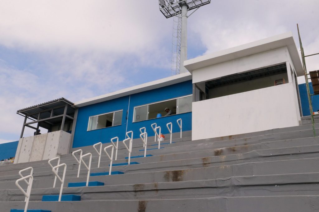Estádio Carlos Zamith entra na reta final de modernização com novo sistema de iluminação e melhorias na estrutura 6 SEDEL Cabines de Imprensa Expandidas no Estadio Carlos Zamith FOTO Mauro Neto Secom 1024x682 1