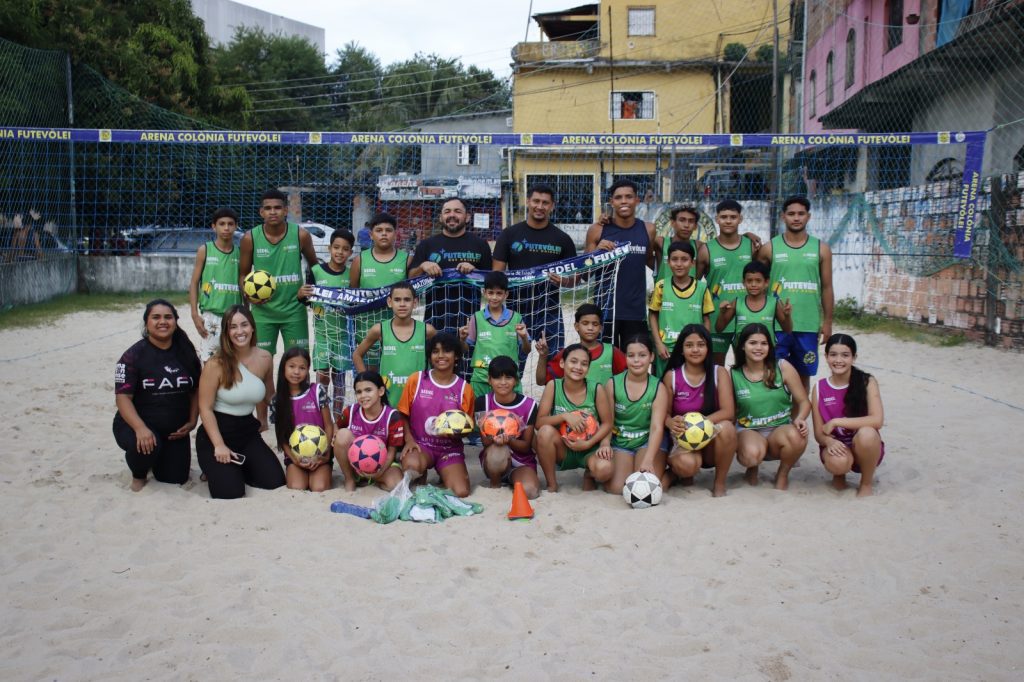 Mais Futevôlei Amazonas leva equipamentos esportivos a núcleos de Manaus 6 SEDEL Entrega de Equipamentos do Projeto Mais Futevolei nos Bairros na Colonia Oliveira Machado FOTO Divulgacao Sedel 1024x682 1