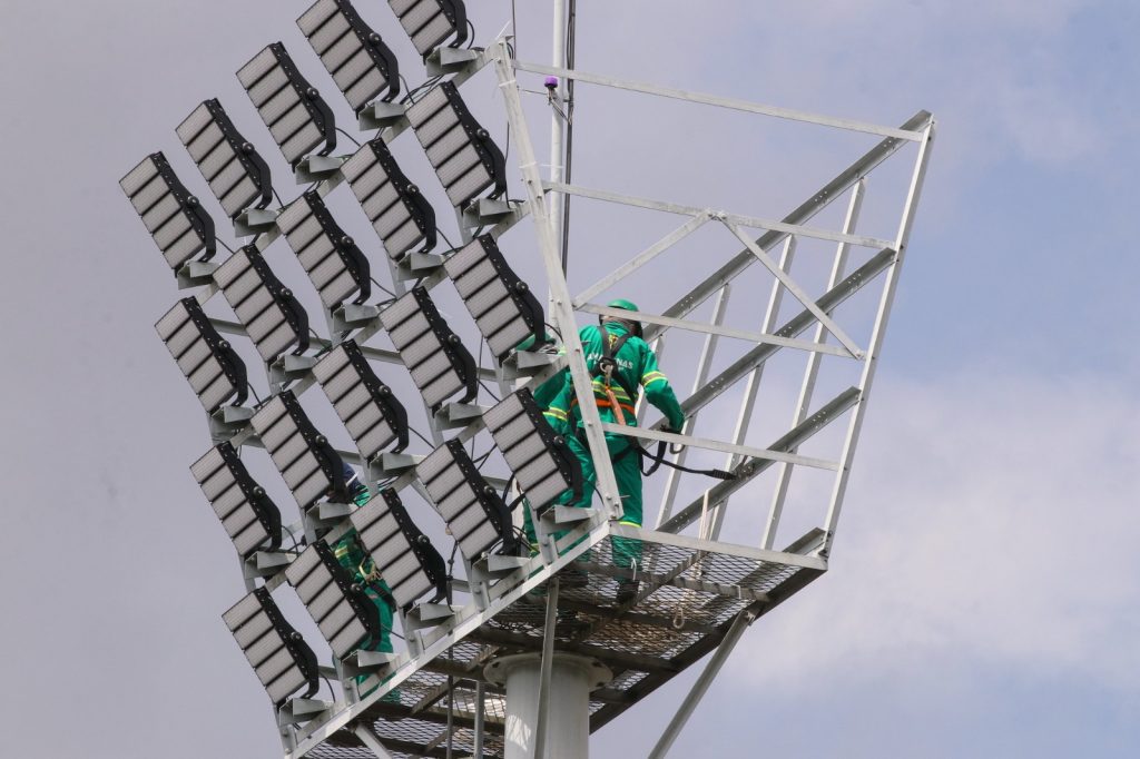 Estádio Carlos Zamith entra na reta final de modernização com novo sistema de iluminação e melhorias na estrutura 7 SEDEL Instalacao da Nova Iluminiacao LED no Estadio Carlos Zamith FOTO Mauro Neto Secom 1024x682 1