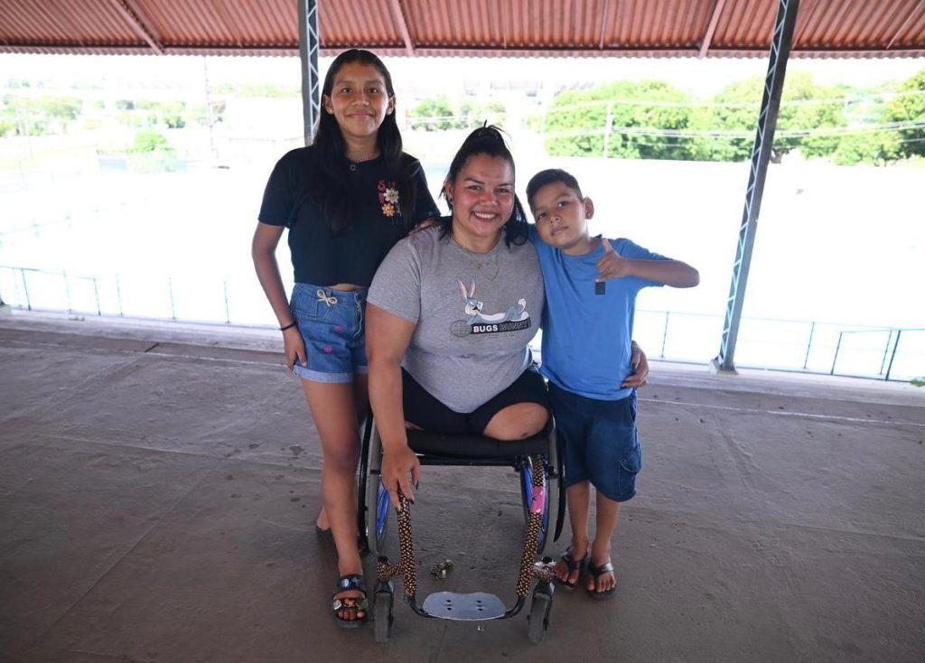 No Dia das Mães, paratleta amazonense Maria de Fátima é exemplo de superação e conquista 9 SEDEL Maria de Fatima Medalhista Paralimpica e Seus DOis Filhos na Vila Olimpica de Manaus FOTO Fabio Tavares Sedel 1024x734 1