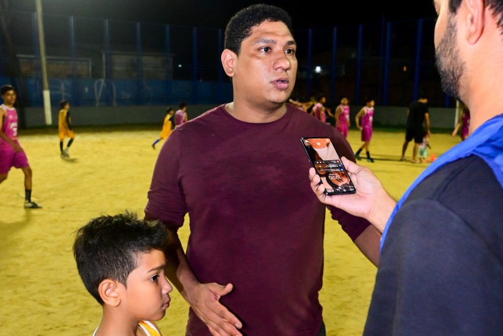 Governo do Amazonas anuncia novo núcleo do Pelci no bairro Novo Israel, zona norte de Manaus 9 SEDEL Pai do Atleta Nicolas Vicente no Campo do Novo Israel Thiago Ferreira FOTO Fabio Tavares Sedel 1024x684 1