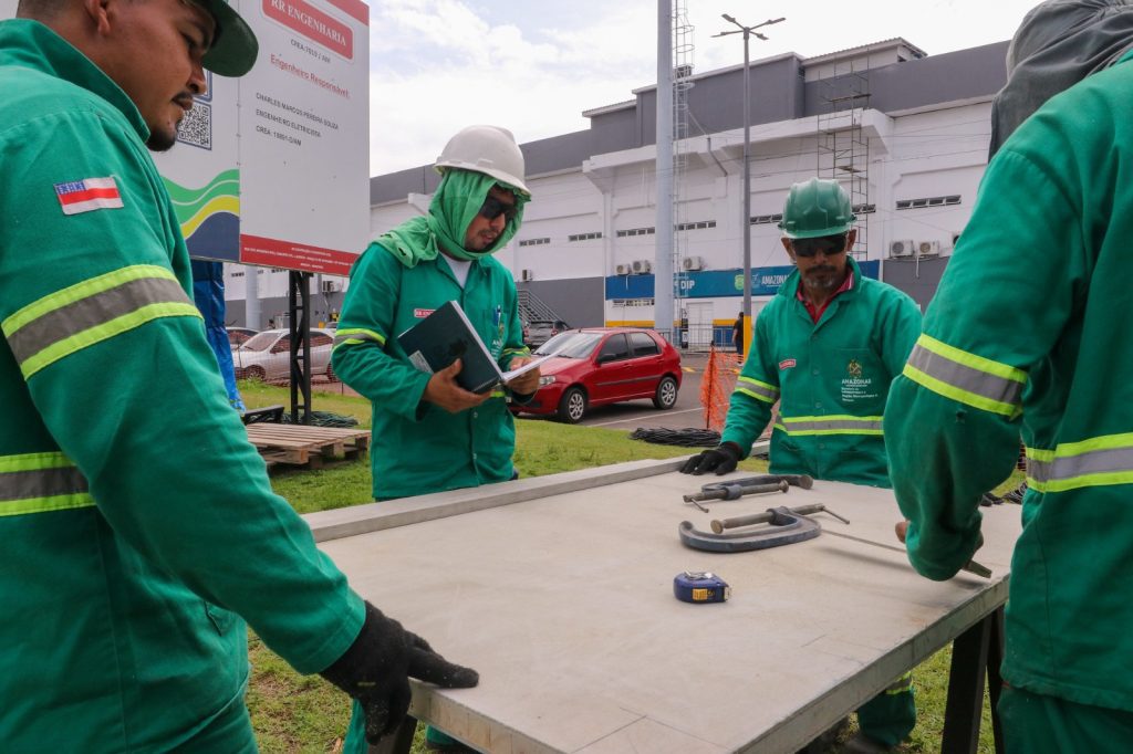 Estádio Carlos Zamith entra na reta final de modernização com novo sistema de iluminação e melhorias na estrutura 8 SEDEL Trabalhadores da Modernizacao Do Estadio Carlos Zamith FOTO Mauro Neto Secom 1024x682 1
