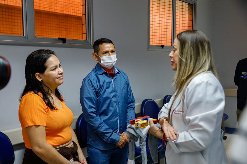 Governo do Amazonas encaminha criança acompanhada pelo Hospital Francisca Mendes para transplante de coração no HCOR 11 SES AM 2 Jocimara Batista mae e Albismar do Nascimento pai e Roberta Nascimento diretora presidente FHCFM Foto Antonio Lima Secom