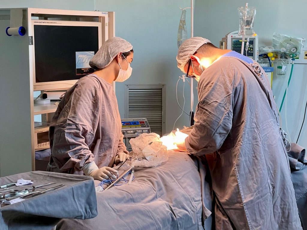 Em quatro meses, Hospital 28 de Agosto realizou mais de 3,7 mil cirurgias de média e alta complexidade 5 SES CIRURGIAS 28 DE AGOSTO FOTO GUILHERME FRAGAS CHS2 1024x768 1