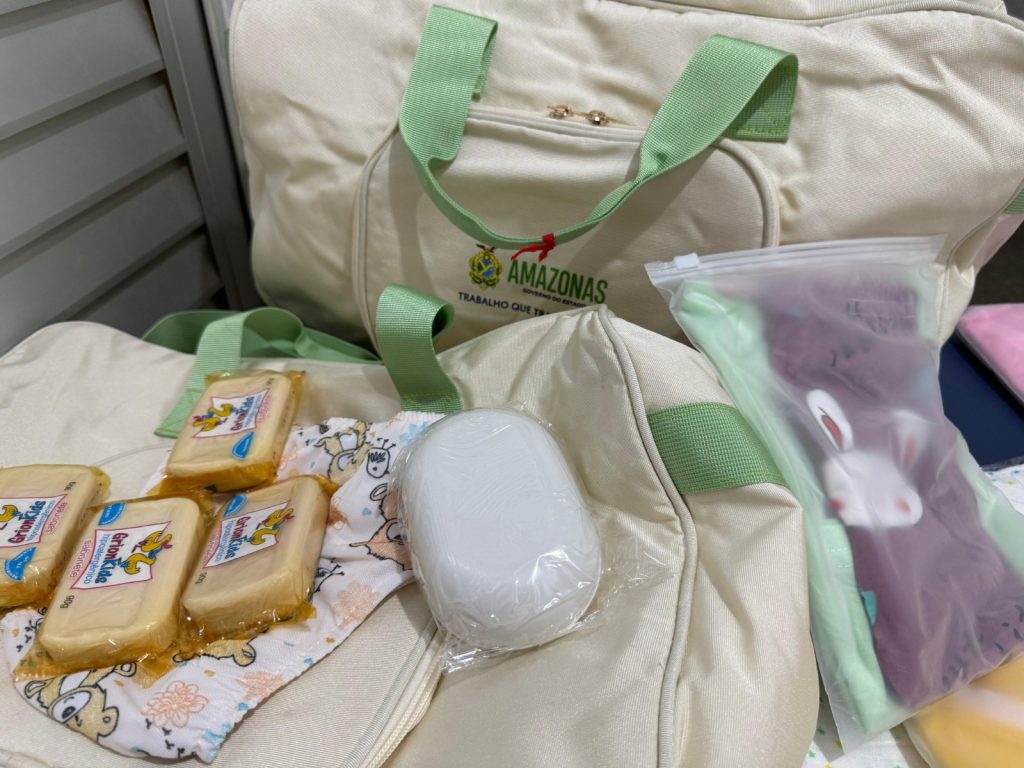 Governo do Amazonas entrega enxovais para mães em situação de vulnerabilidade em Tapauá 6 Saude Entrega Kits Bebes Fotos Victor Mamede 1 1024x768 1