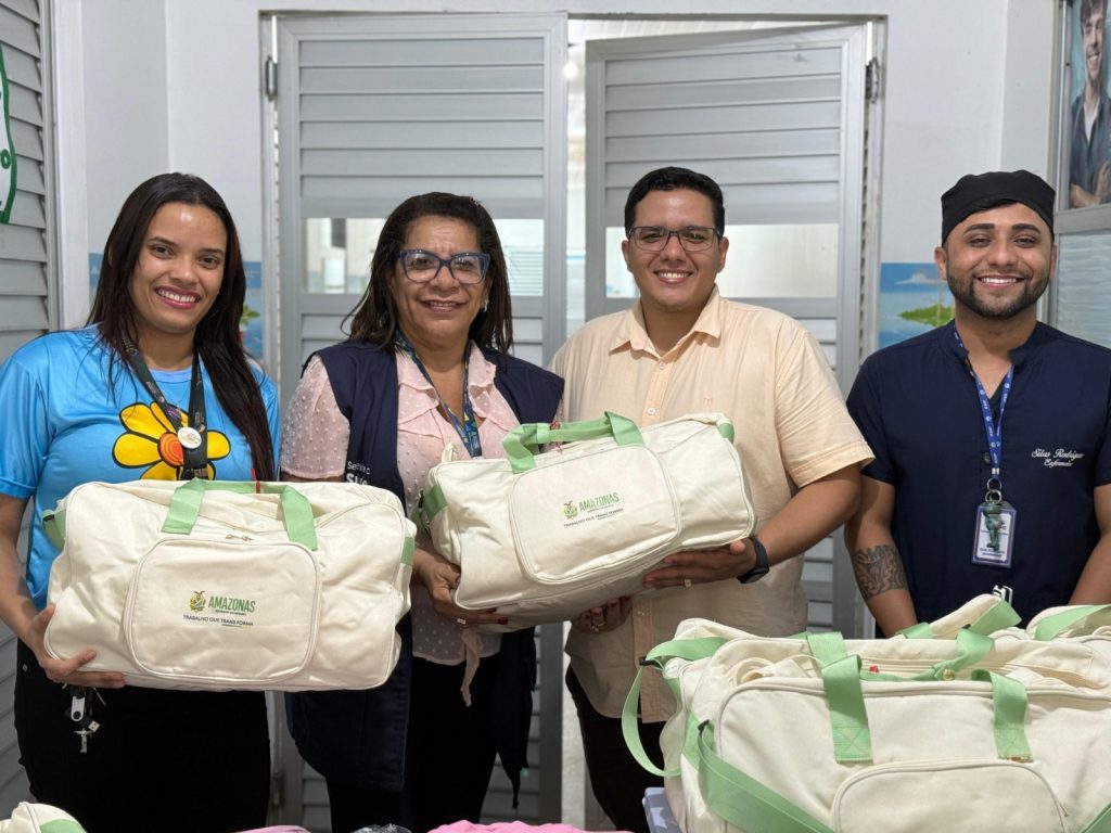 Governo do Amazonas entrega enxovais para mães em situação de vulnerabilidade em Tapauá 5 Saude Entrega Kits Bebes Fotos Victor Mamede 2 1024x768 1