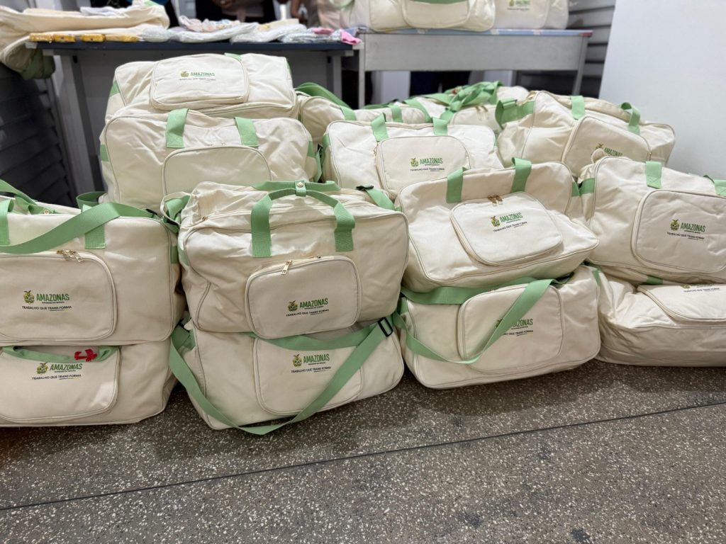 Governo do Amazonas entrega enxovais para mães em situação de vulnerabilidade em Tapauá 7 Saude Entrega Kits Bebes Fotos Victor Mamede 3 1024x768 1