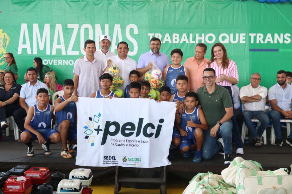 Em Tapauá, governador Wilson Lima entrega quatro toneladas de alimentos para famílias e fortalece área do esporte e lazer 9 Secom Entregas Setor Social Esporte Lazer Tapaua Foto Arthur Castro Secom 1024x682 1