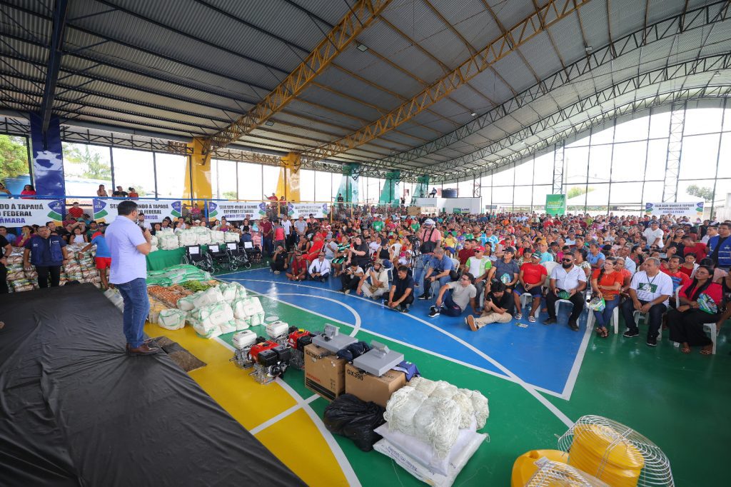 Em Tapauá, governador Wilson Lima entrega quatro toneladas de alimentos para famílias e fortalece área do esporte e lazer 8 Secom Entregas Setor Social Esporte Lazer Tapaua Foto Diego Peres 1024x682 1
