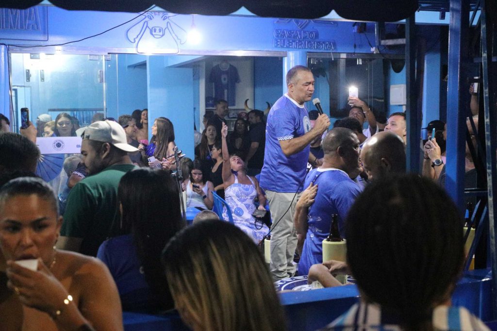 Festival de Parintins 2025: em Manaus, bares temáticos dos bumbás atraem torcedores com proximidade do festival 9 Secom Galera azul e branca Mauro Neto 1024x682 1