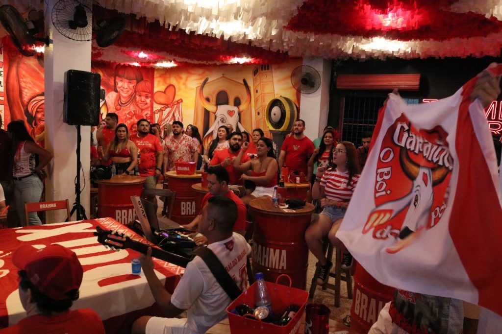 Festival de Parintins 2025: em Manaus, bares temáticos dos bumbás atraem torcedores com proximidade do festival 6 Secom Galera vermelha e branca Arthur Castro 1024x682 1