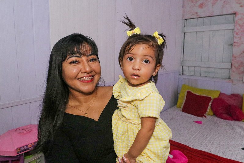 Governo do Amazonas aponta investimentos em políticas públicas voltadas às mães amazonenses 13 Secom Larisse Cruz e a filha Foto Mauro Neto