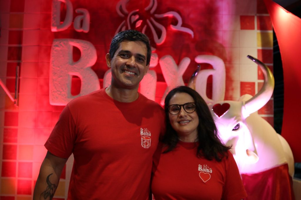 Festival de Parintins 2025: em Manaus, bares temáticos dos bumbás atraem torcedores com proximidade do festival 8 Secom Proprietarios bar Garantido Roberto Andrade e Karine Andrade Arthur Castro 1024x682 1