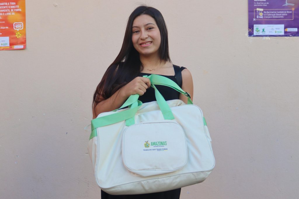 Kits de bebês: Governo do Amazonas entrega itens de enxoval a grávidas em Humaitá 9 Sejusc Beneficiaria Isa Bruna Nogueira Fotos Ygson Franca 4 1 1024x682 1