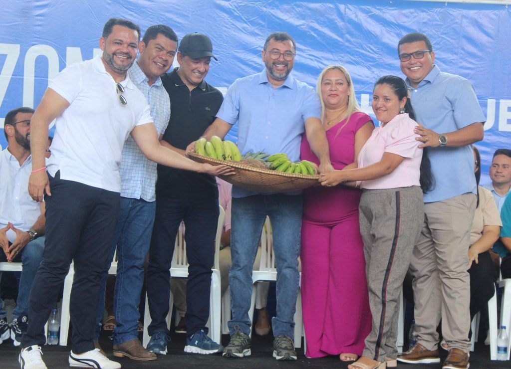 Em Barcelos, Sepror beneficia produtores rurais com entregas de insumos e implementos agrícolas 6 Sepror 2 Entrega de Certificados Digitais Foto Divulgacao Prefeitura de Barcelos 1024x740 1
