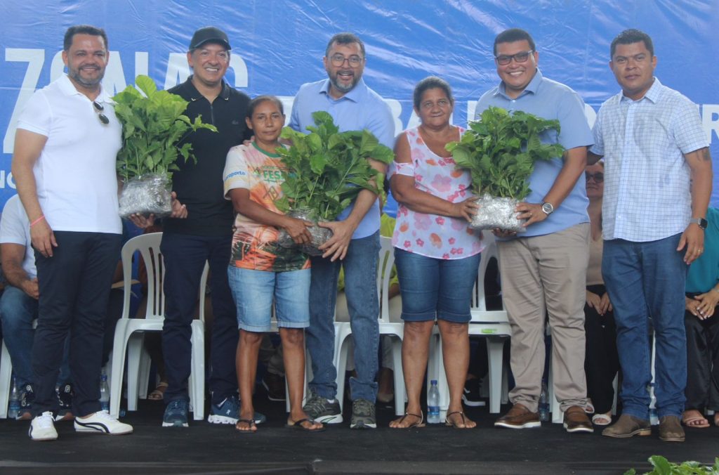 Em Barcelos, Sepror beneficia produtores rurais com entregas de insumos e implementos agrícolas 8 Sepror 4 Entrega de Certificados Digitais Foto Divulgacao Prefeitura de Barcelos 1024x676 1