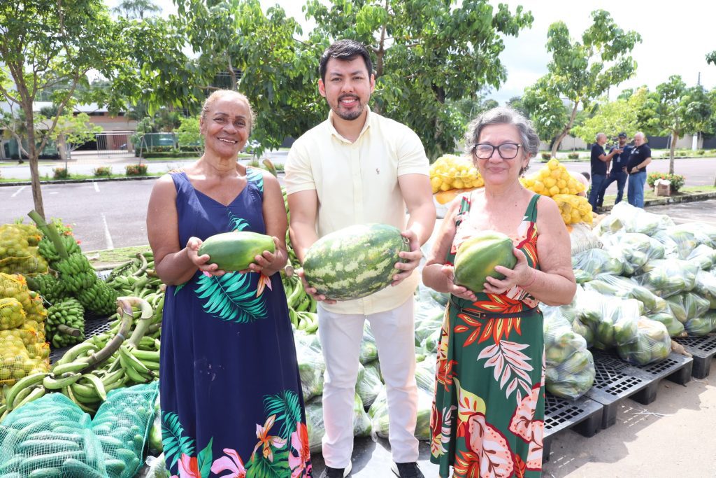 Em Manaus, Governo do Amazonas adquire 16 toneladas de alimentos de agricultores familiares 7 Sepror Coordenador PAA Juliano Osawa foto Isaac Maia 1024x683 1