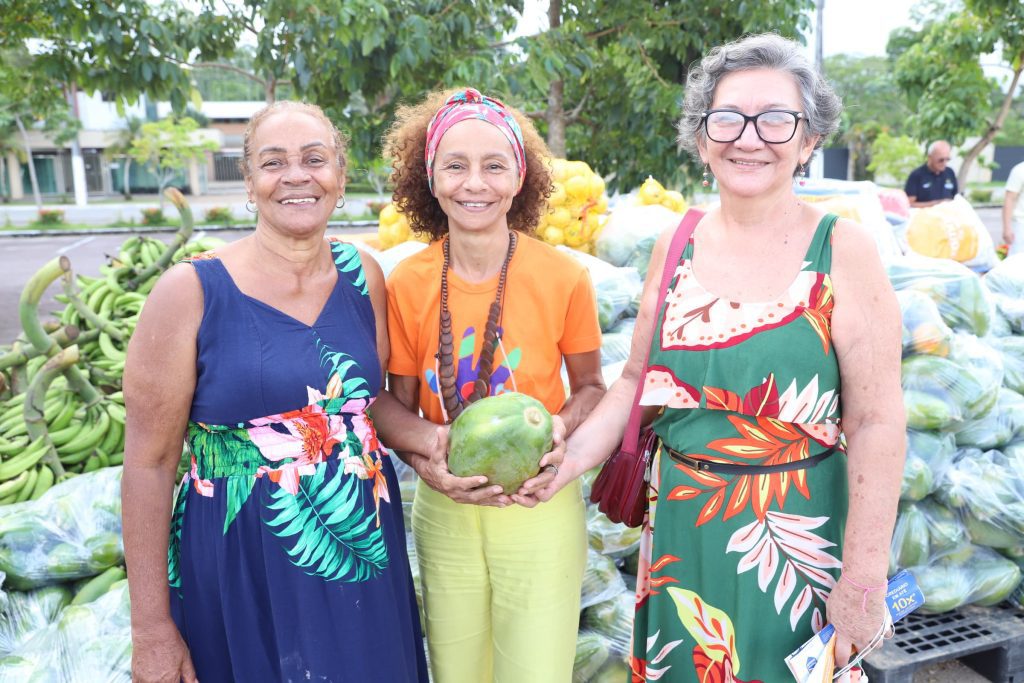 Em Manaus, Governo do Amazonas adquire 16 toneladas de alimentos de agricultores familiares 6 Sepror PAA Representantes Albergue Bom Samaritano foto Isaac Maia 1024x683 1