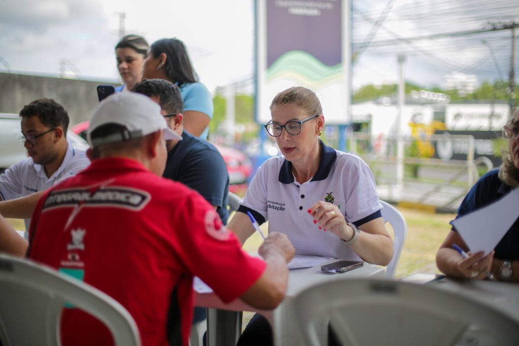Governo do Amazonas realiza pagamento a 105 beneficiários do Prosamin+ com solução de moradia 8 Suhab 01 13052025 Moradores da comunidade da Sharp recebendo pagametos 1024x683 1