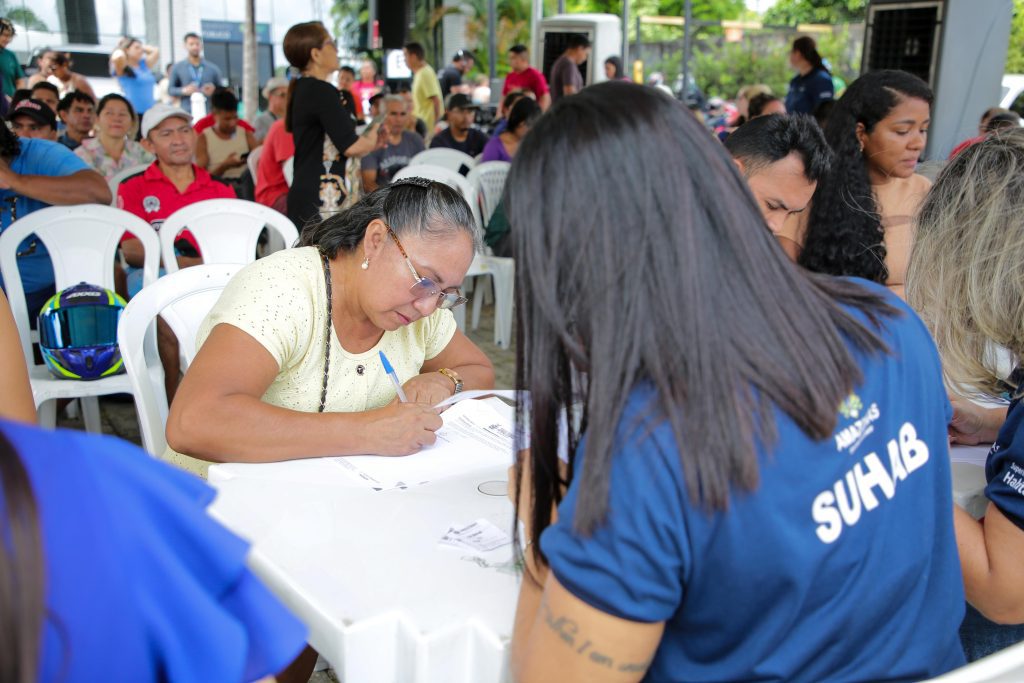 Governo do Amazonas realiza pagamento a 105 beneficiários do Prosamin+ com solução de moradia 10 Suhab 02 13052025 Moradores da comunidade da Sharp recebendo pagametos 1024x683 1