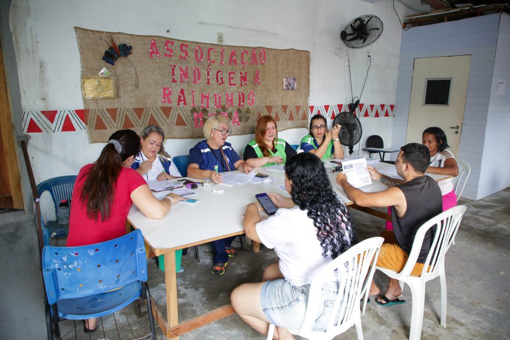 Regularização de imóvel: ‘Já são 16 anos de espera e esse momento finalmente chegou’ diz moradora do Conjunto Cidadão XII 7 Suhab02 12052025 Assistentes sociais da Suhab fazendo a coleta de documentos e instruindo moradores 1024x683 1