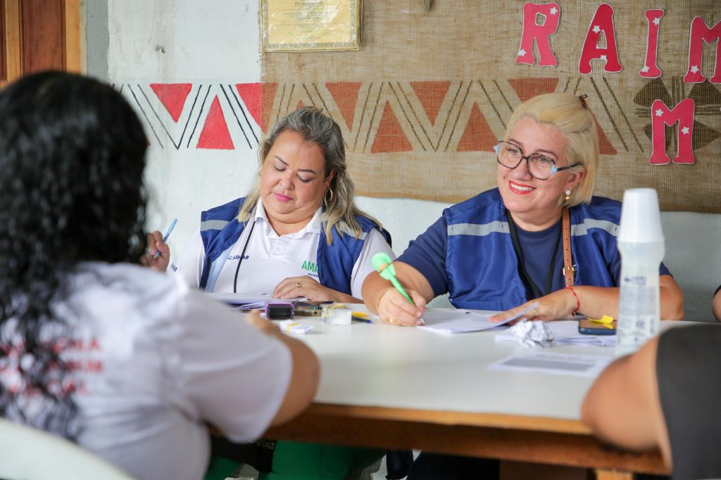 Regularização de imóvel: ‘Já são 16 anos de espera e esse momento finalmente chegou’ diz moradora do Conjunto Cidadão XII 8 Suhab03 12052025 Assistentes sociais da Suhab fazendo a coleta de documentos e instruindo moradores 1024x683 1