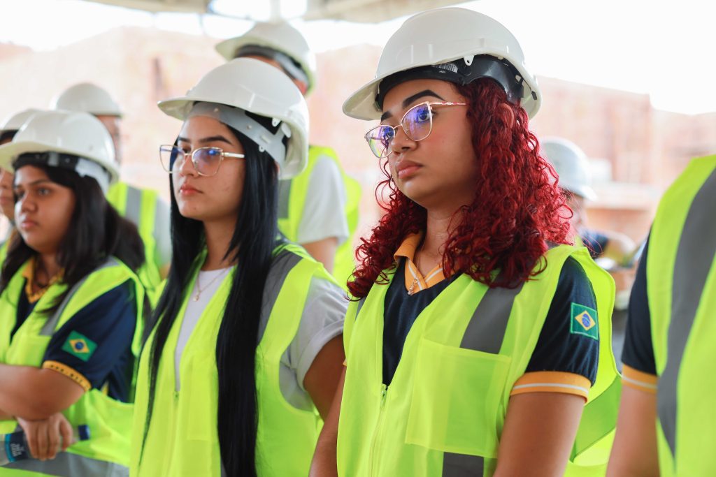 Projeto ‘Tô na Obra’ leva estudantes para conhecer canteiro de obras do Prosamin+ na comunidade da Sharp, zona leste de Manaus 9 UGPEALUNA CIBELLY QUINTO TO770 NA OBRA FOTO TIAGO CORREA UGPE 01 17 1024x683 1