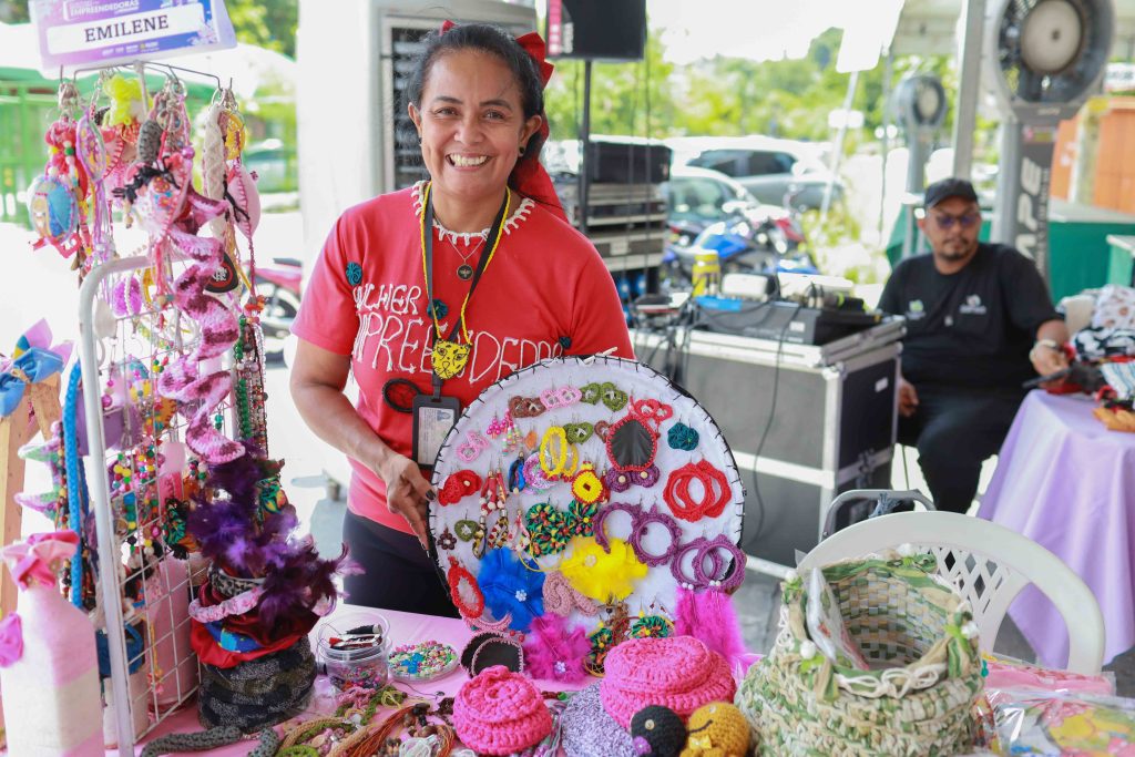 Bazar do Prosamin+ impulsiona o empreendedorismo entre as mulheres beneficiadas pelo programa 8 UGPE BAZAR DAS EMPREENDERORAS DO PROSAMINEMILENE MARIANO FOTO TIAGO CORREA UGPE 17 1024x683 1