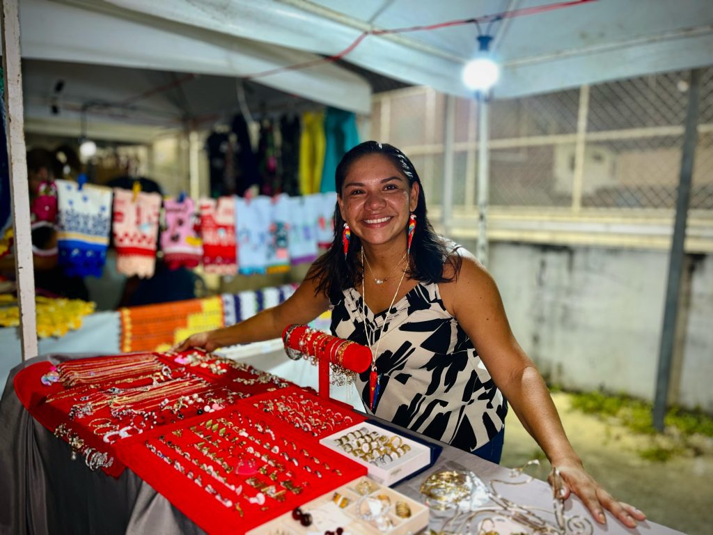 Feira de Empreendedorismo promovida pela beneficiárias do Prosamin+ gera renda e oportunidades 6 UGPE EMPREENDEDORA JANAINA REIS FOTO TIAGO CORREA 1024x768 1
