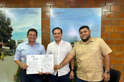 UGPE E PREFEITURA DE PARINTINS ASSINATURA ACORDO FOTO MIKAELLA MORAES 2 1024x768 1