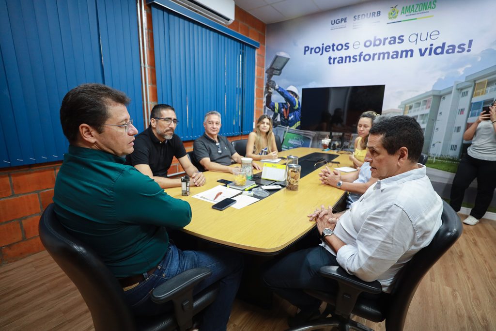 Projeto de construção do aeródromo de Boa Vista do Ramos avança com apoio do Governo do Amazonas 5 UGPE REUNIAO COM A SINDUSCON E61474 D SECRETARIO MARCELLUS CAMPELO E PRES DA SINDUSCON FRANK SOUZA FOTO TIAGO CORREA UGPE01 1024x683 1