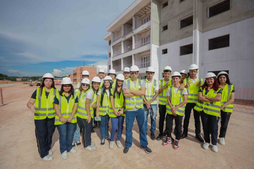 Projeto ‘Tô na Obra’ leva estudantes para conhecer canteiro de obras do Prosamin+ na comunidade da Sharp, zona leste de Manaus 6 UGPE TO770 NA OBRANO CENTRO PROF RICHARDSON ALMEIDA FOTO TIAGO CORREA UGPE 01 31 1024x683 1