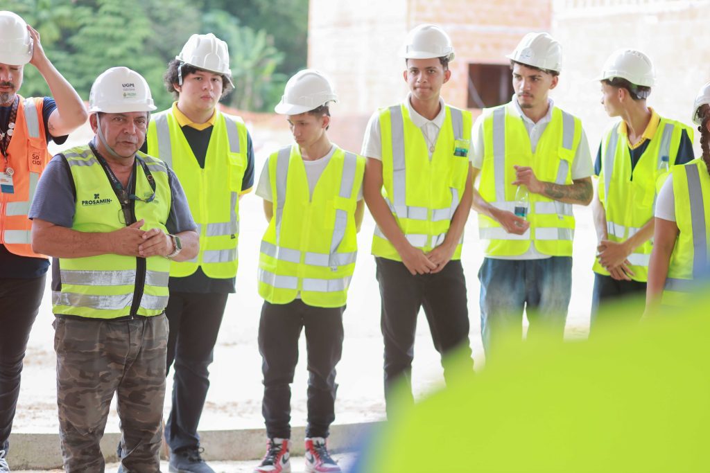 Projeto ‘Tô na Obra’ leva estudantes para conhecer canteiro de obras do Prosamin+ na comunidade da Sharp, zona leste de Manaus 8 UGPE TO770 NA OBRA FOTO TIAGO CORREA UGPE 01 23 1024x683 1