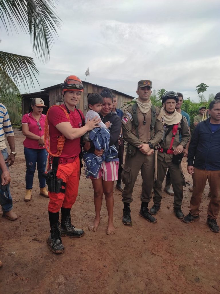 Criança de dois anos desaparecida na BR-319 é encontrada pelo Corpo de Bombeiros ao lado de cães que a protegiam 4 WhatsApp Image 2025 05 01 at 132213 1 768x1024 1