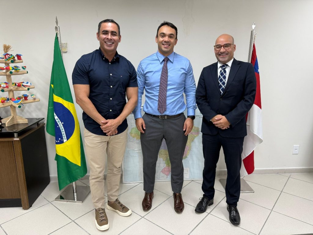 Festival de Parintins 2025: PGE-AM recebe presidente e advogado do Boi Caprichoso para tratar questões jurídicas e trabalhistas do bumbá 4 WhatsApp Image 2025 05 27 at 182417 1 1024x768 1