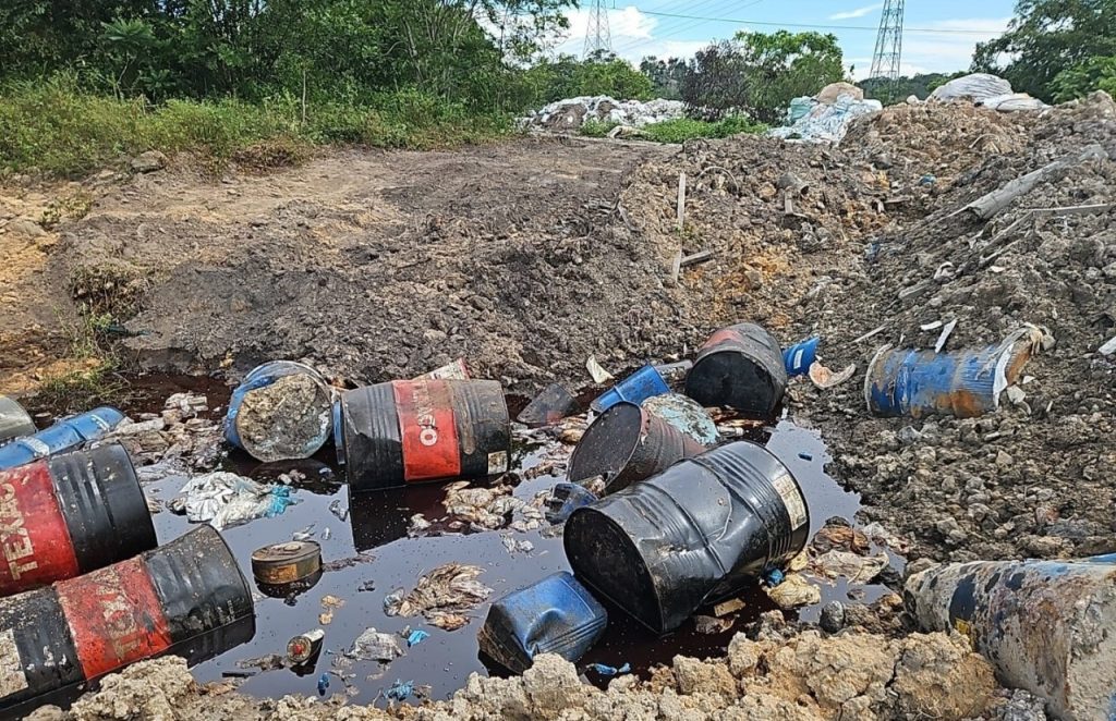 Ipaam aplica multas de R$ 1,5 milhão, embarga área de lixeira clandestina e apreende máquinas em Manaus 8 WhatsApp Image 2025 05 30 at 164108 1 1024x662 1