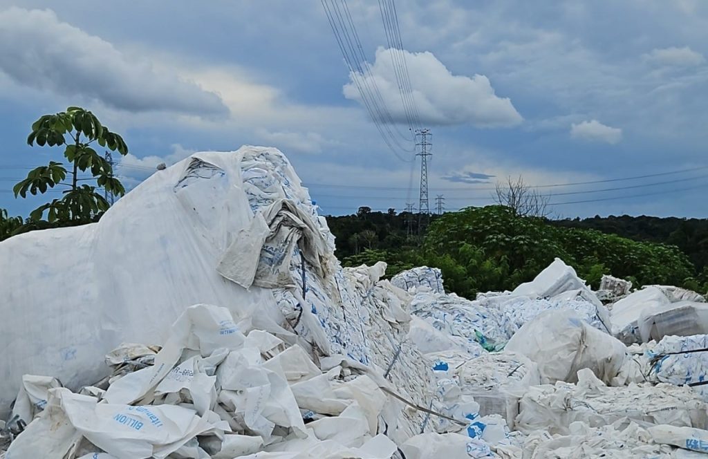 Ipaam aplica multas de R$ 1,5 milhão, embarga área de lixeira clandestina e apreende máquinas em Manaus 11 WhatsApp Image 2025 05 30 at 164109 1024x664 1