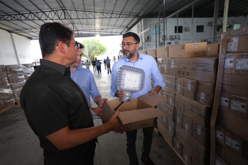 Ilumina+ Amazonas: Governador Wilson Lima vistoria envio de luminárias em LED para Borba e Uarini 6 ae57fcc9 711e 401b 8ba8 d5a8ea958da0 1024x683 1