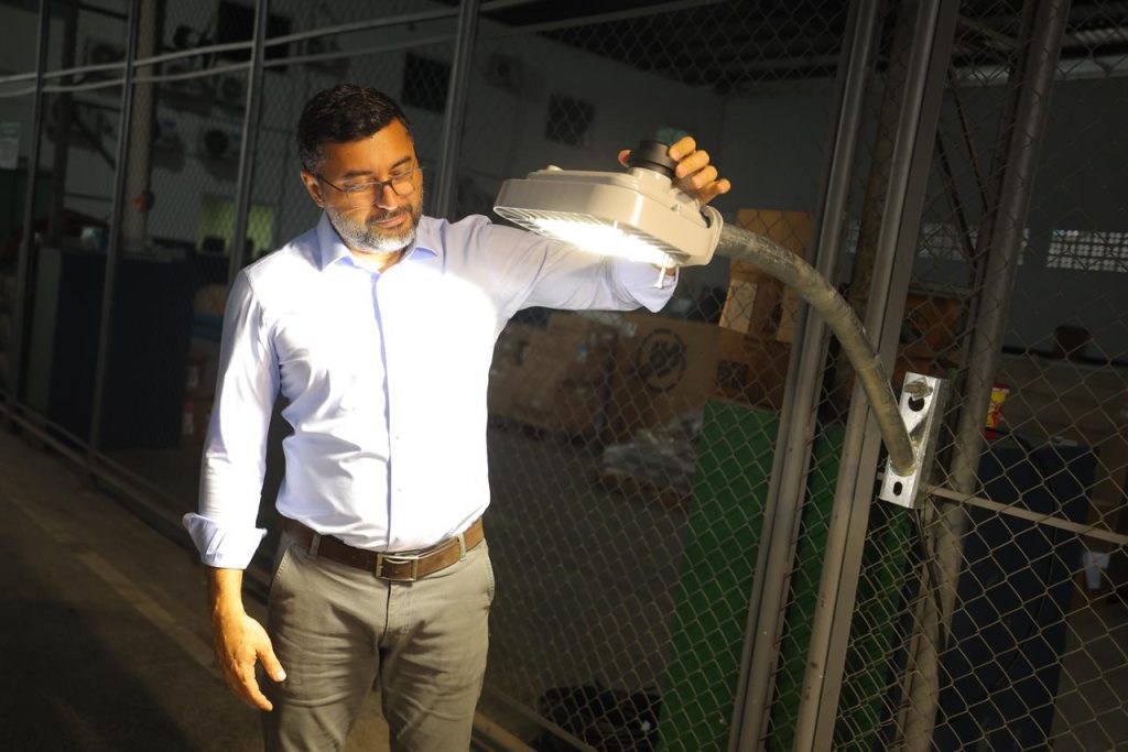 Ilumina+ Amazonas: Governador Wilson Lima vistoria envio de luminárias em LED para Borba e Uarini 9 bc0b3b4b b73f 407a 8d70 e33496bc4a03 1024x683 1