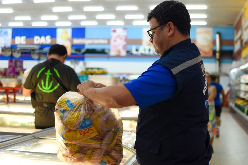 Procon-AM autua supermercado por comercializar mais de 46 kg de alimentos impróprios para consumo 7 fiscalizacao supermercado 003 1024x682 1