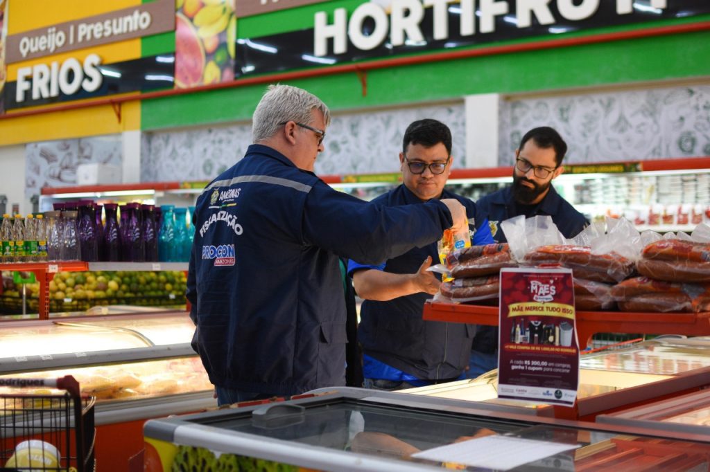 Procon-AM autua supermercado por comercializar mais de 46 kg de alimentos impróprios para consumo 8 fiscalizacao supermercado 004 1024x682 1