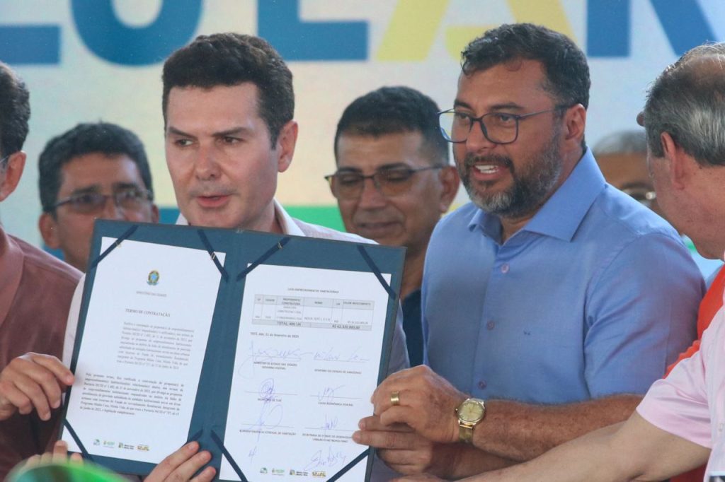 Governador Wilson Lima, Ministério das Cidades e prefeitura assinam contrato para a construção de 400 casas em Tefé 9 jader filho e wilson 1024x682 1