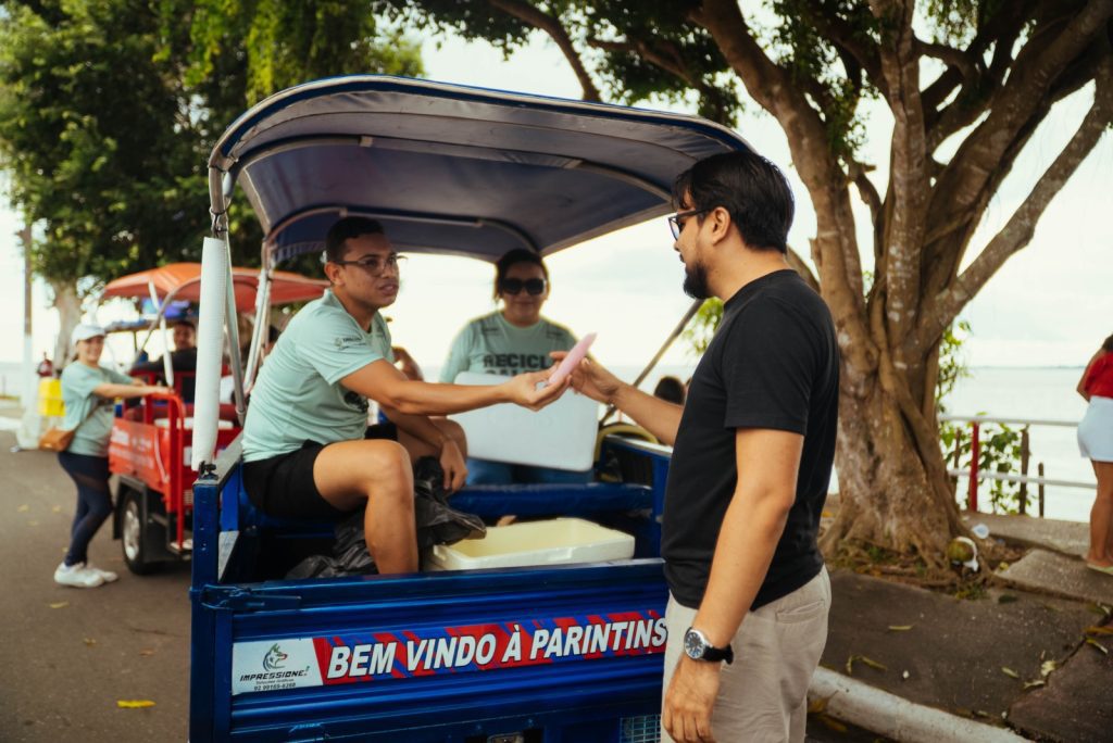 Festival de Parintins 2025: ECOrota do ‘Recicla, Galera’ anima visitantes ao trocar resíduos recicláveis por flal 5 01 ECOrota Recicla Galera Bruno Mello Sema 1024x684 1
